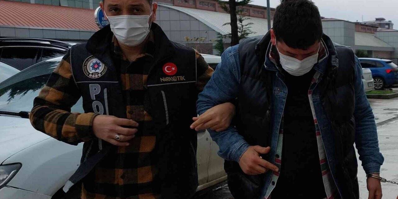 Samsun’da bir kişi araç içinde uyuşturucuyla yakalandı