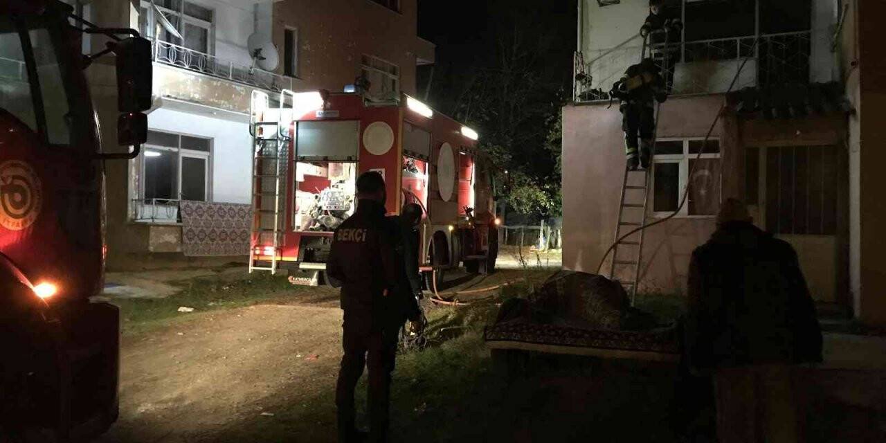Ev yangını mahalleliyi korkuttu