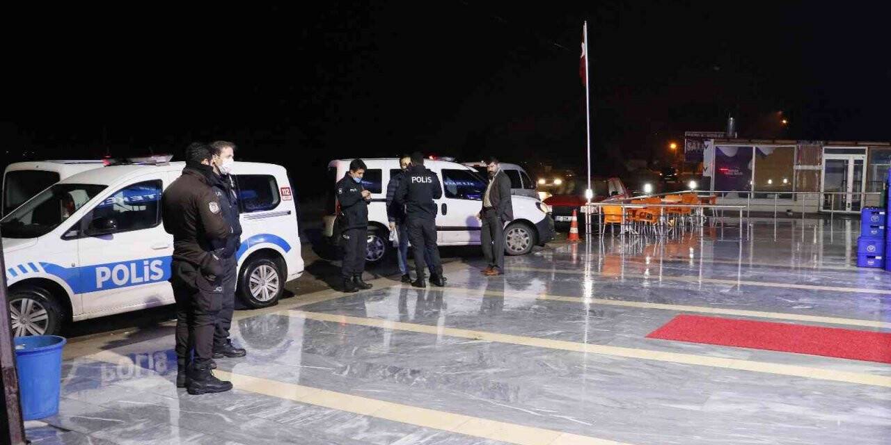 Sokak ortasında 5 yerinden vurulan genç kaldırıldığı hastanede öldü