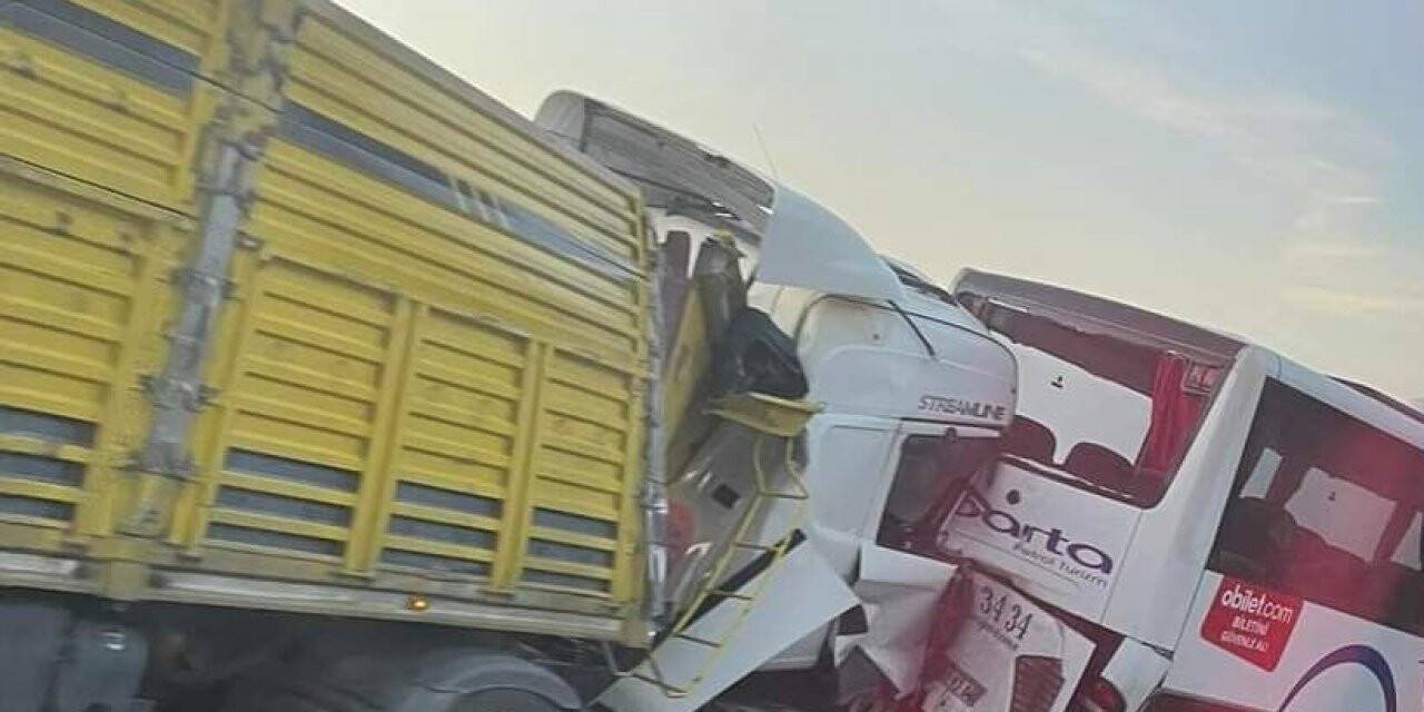 Otobüs ve tırların karıştığı zincirleme kazada 1 kişi öldü, 4 kişi yaralandı