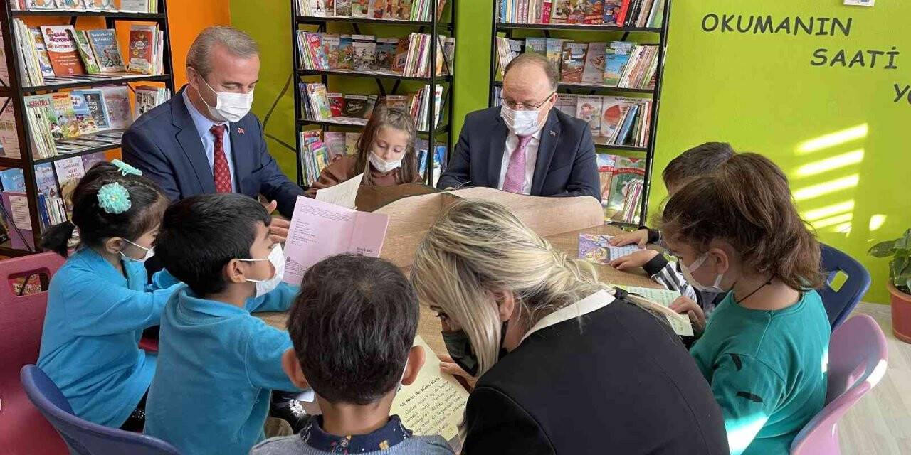 Vali Tutulmaz, açılışını yaptığı kütüphanelerde öğrencilerle kitap okudu