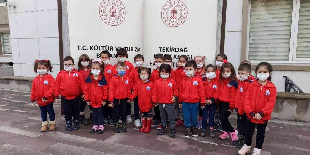 Akademili minikler kütüphane seferine çıktı