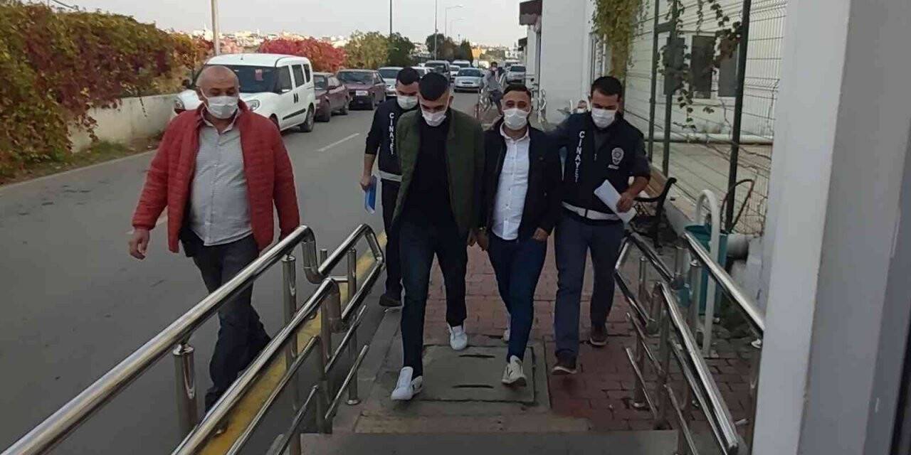 Kırmızı ışıkta cam silme kavgası: 3 yaralı