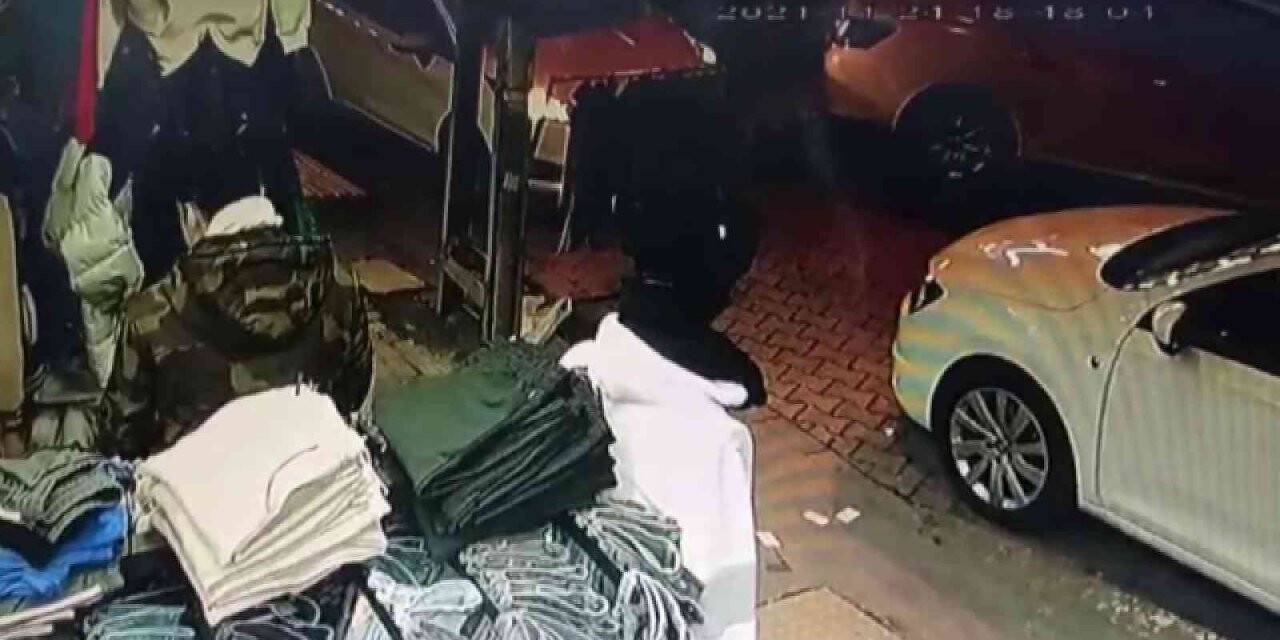 Esenyurt’ta hırsızlar sahibinin gözü önünde arabasını çaldılar