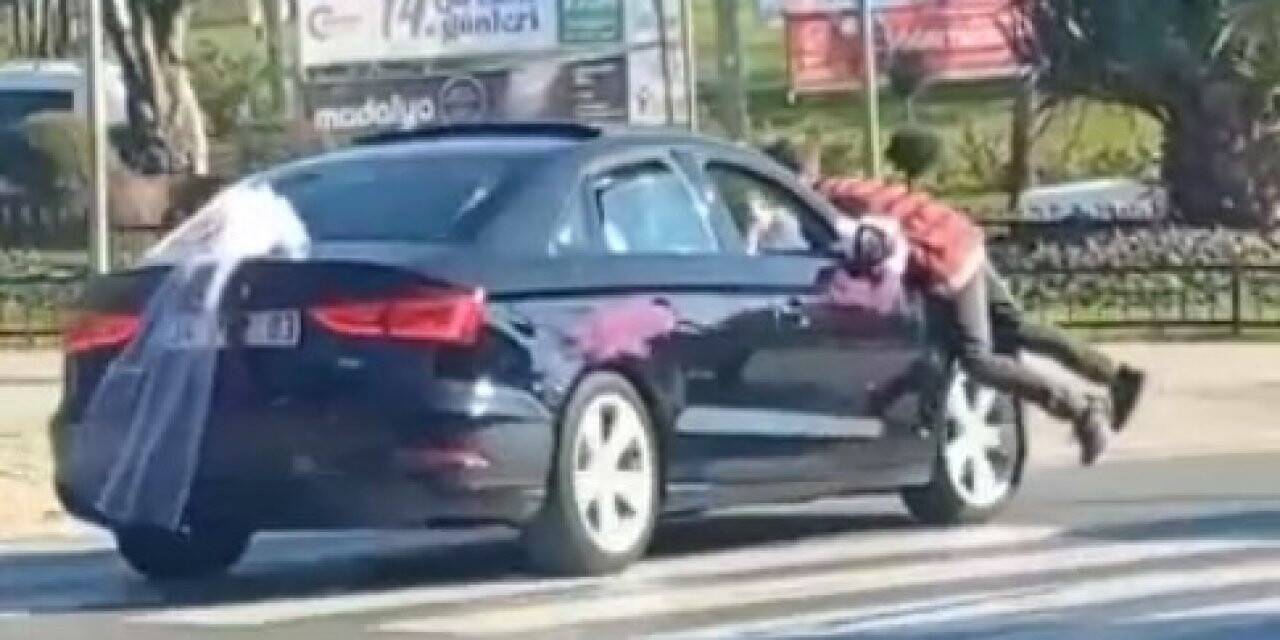 Gelin arabasından zarf almak isteyen çocuk canını böyle tehlikeye attı