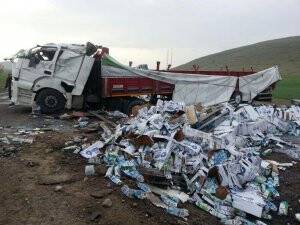 Süt yüklü tır şarampole devrildi: 2 yaralı