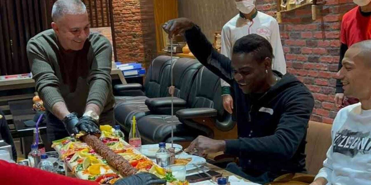 Balotelli ve Gökhan İnler’in kebap keyfi
