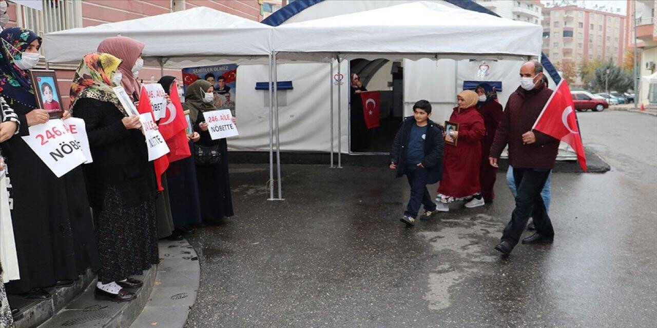 Diyarbakır annelerinin evlat nöbetine bir aile daha katıldı