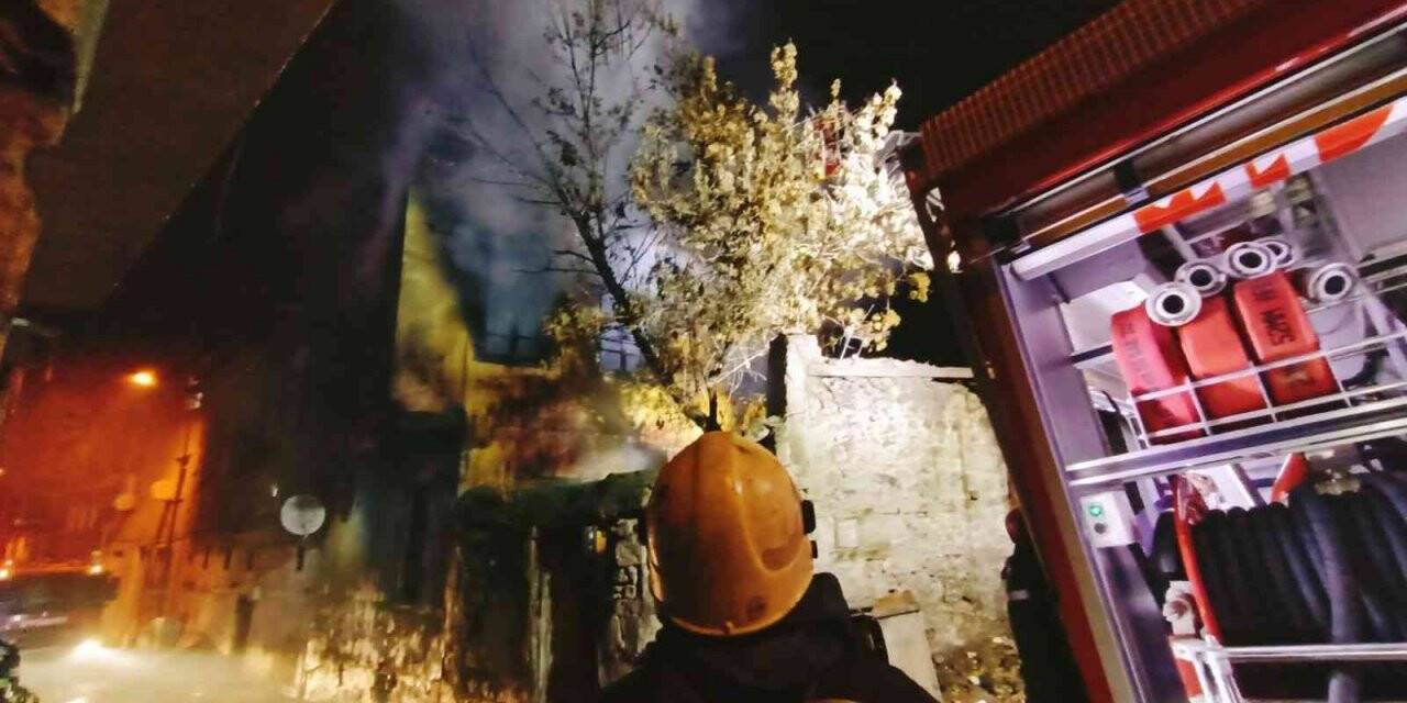 Alevler 2 katlı metruk binayı kül etti, büyükbaş hayvan sahipleri çatıda 3 saat nöbet tuttu