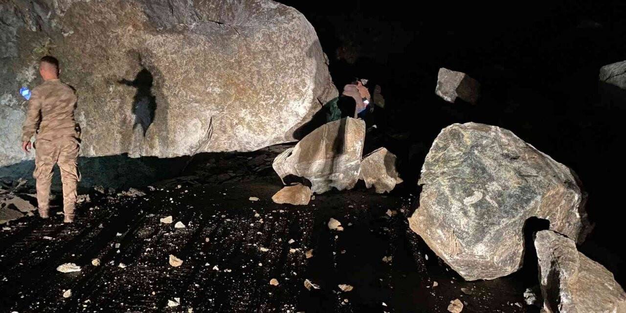 Giresun’da heyelan sonucu karayolu ulaşıma kapandı