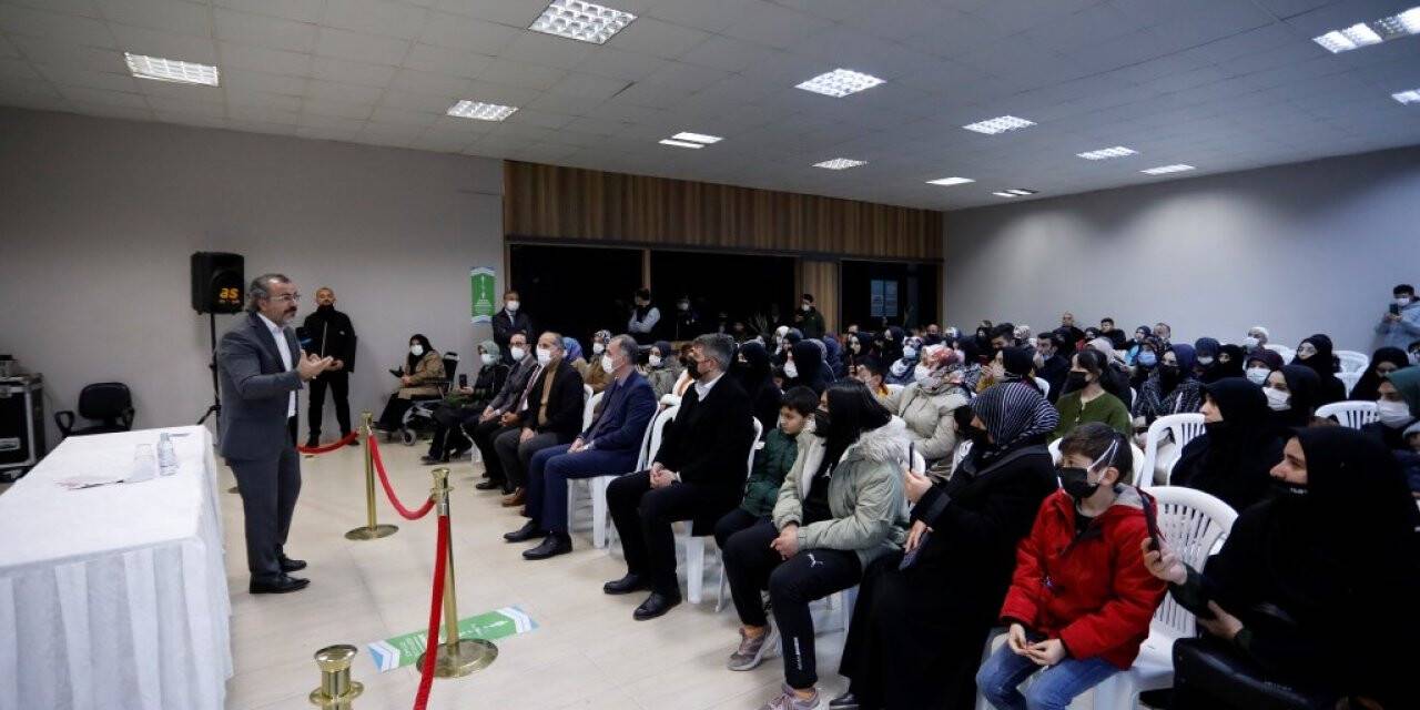 Aslanhan kitaplarını İnegöllüler için imzaladı