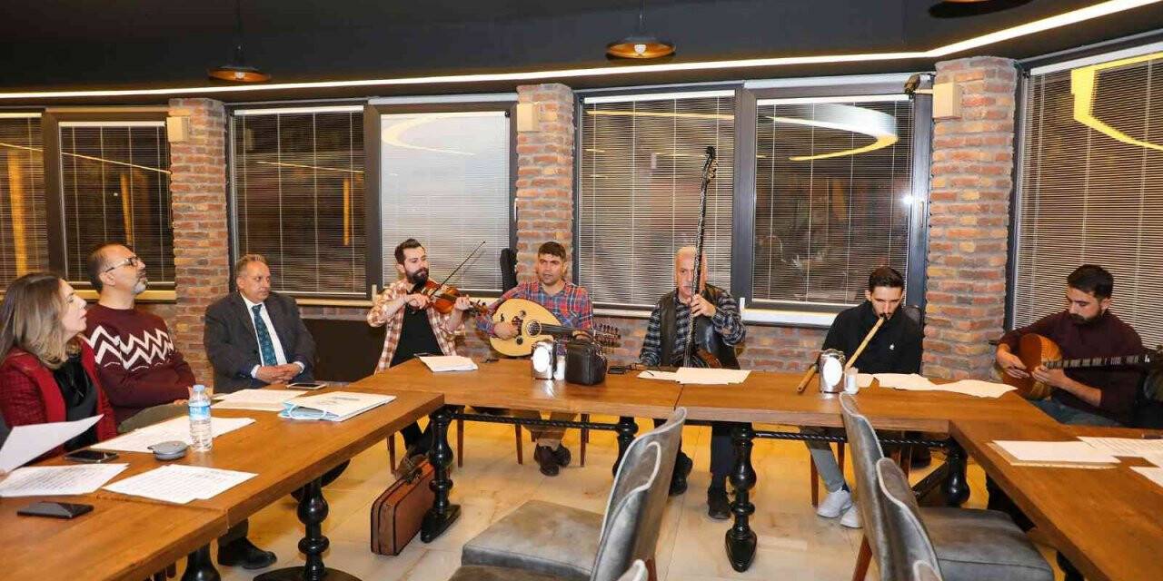 Müziğe gönül verenler Talas Musiki Cemiyeti’nde buluşuyor