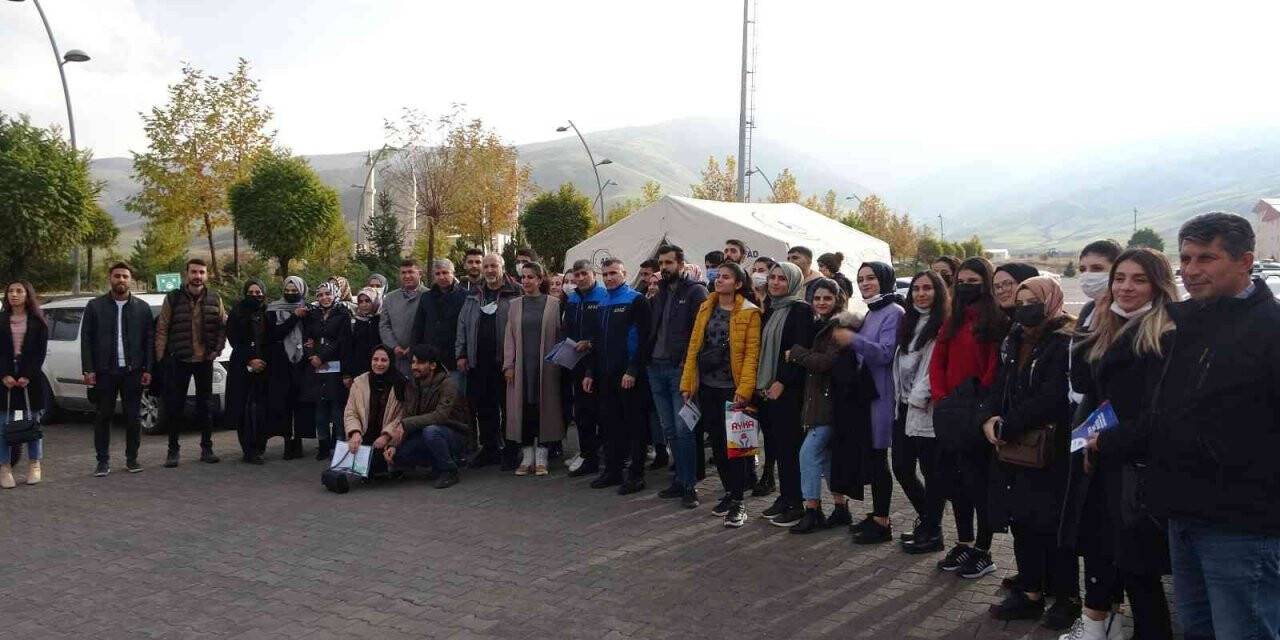 Muş’ta üniversite öğrencilerine çadır kurma eğitimi verildi