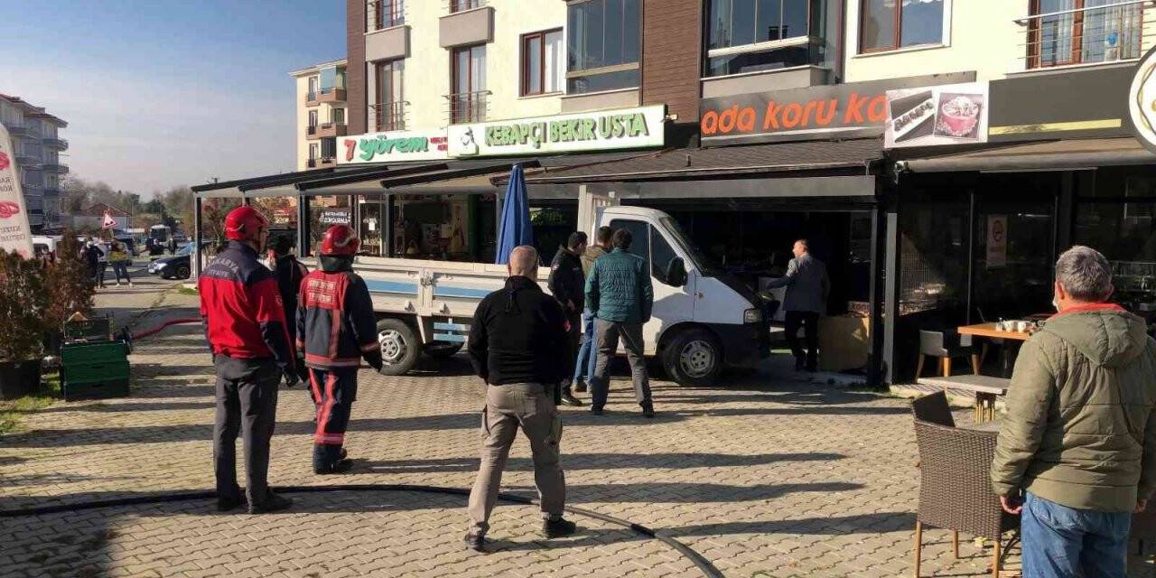 Sakarya’da hareketli dakikalar: Kilitlediği tiner dolu araçta kendisini yakmak istedi