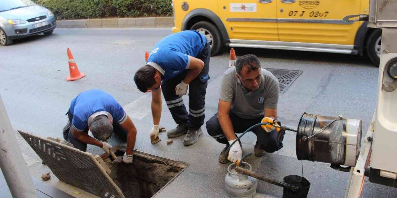 Manavgat’ta yağmur suyu giderleri temizlendi