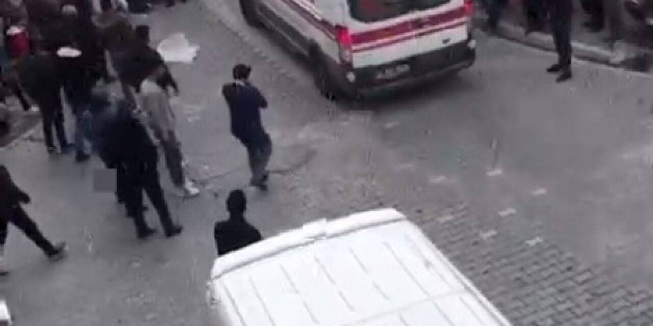 Esenyurt’ta servis minibüsünün altında kalan çocuk hayatını kaybetti