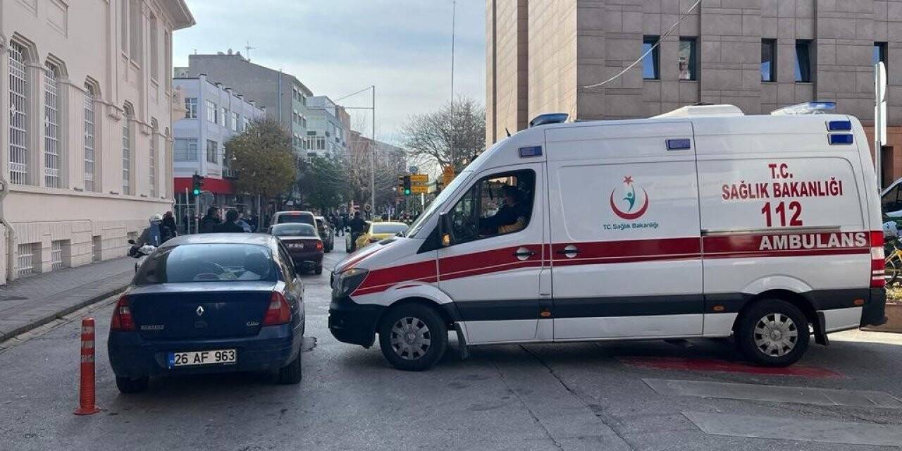 Hatalı park manevra yapan ambulans sürücüsüne zor anlar yaşattı