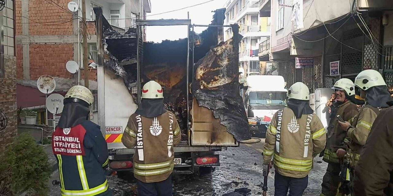Kağıthane’de cips dolu kamyonet alev alev yandı