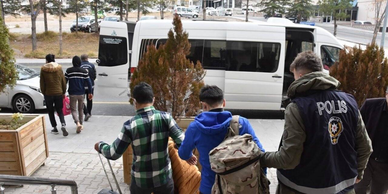 Dört yabancı uyruklu şahıs sınır dışı edildi