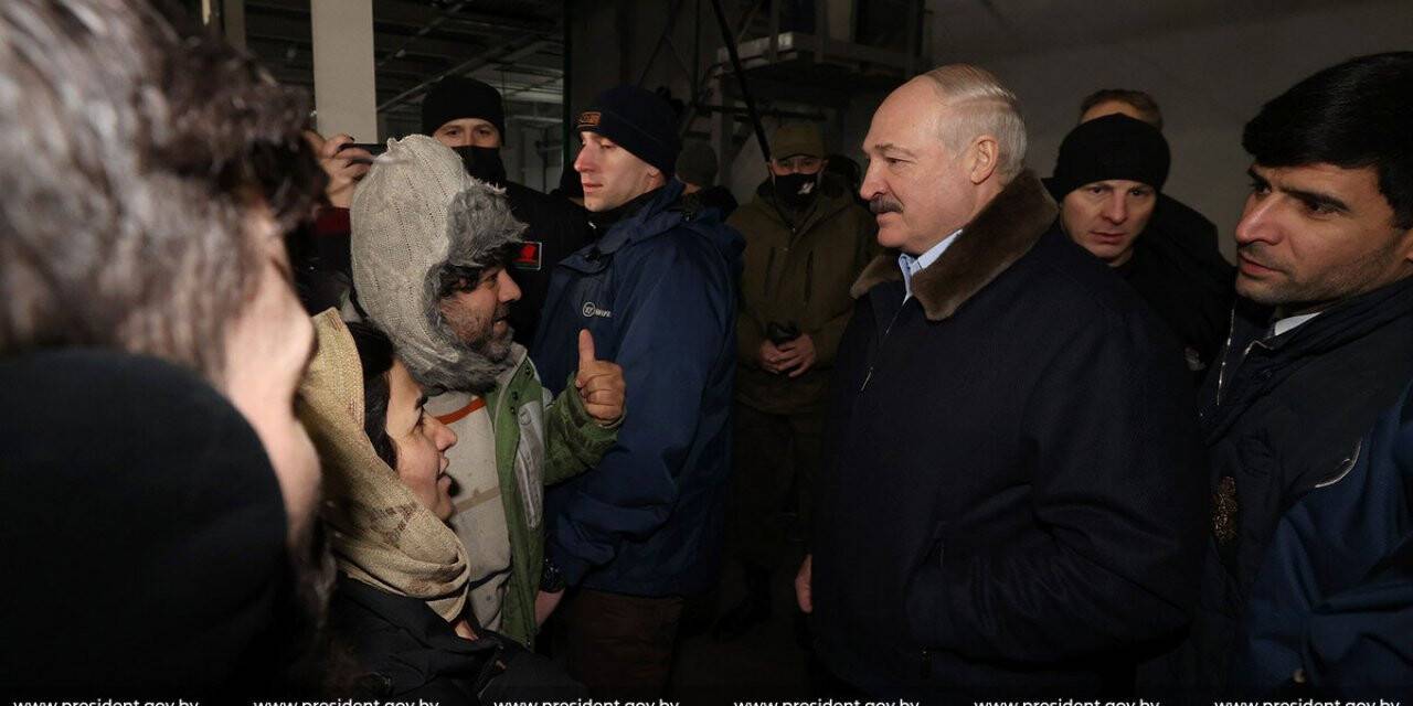 Belarus Devlet Başkanı Lukaşenko’dan lojistik merkezindeki göçmenlere ziyaret