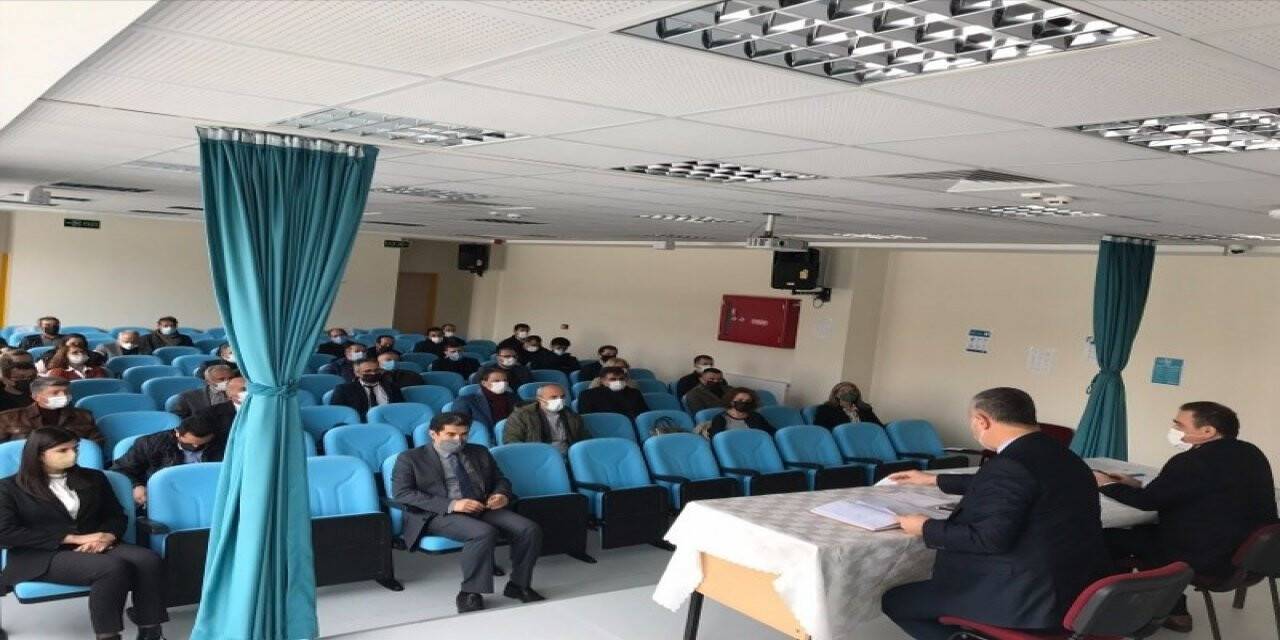 Burhaniye’de Kaymakam okul müdürleri ile bir araya geldi