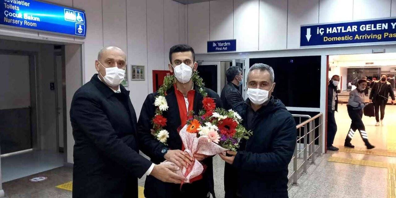 Milli sporcu Kardeşler, İşitme Engelliler Dünya Karate Şampiyonası’nda bronz madalya kazandı