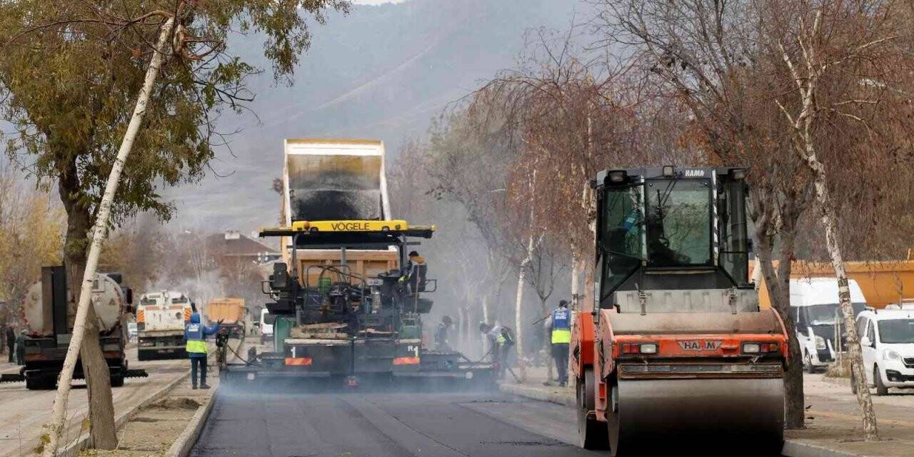 Van’da yol asfaltlama çalışması