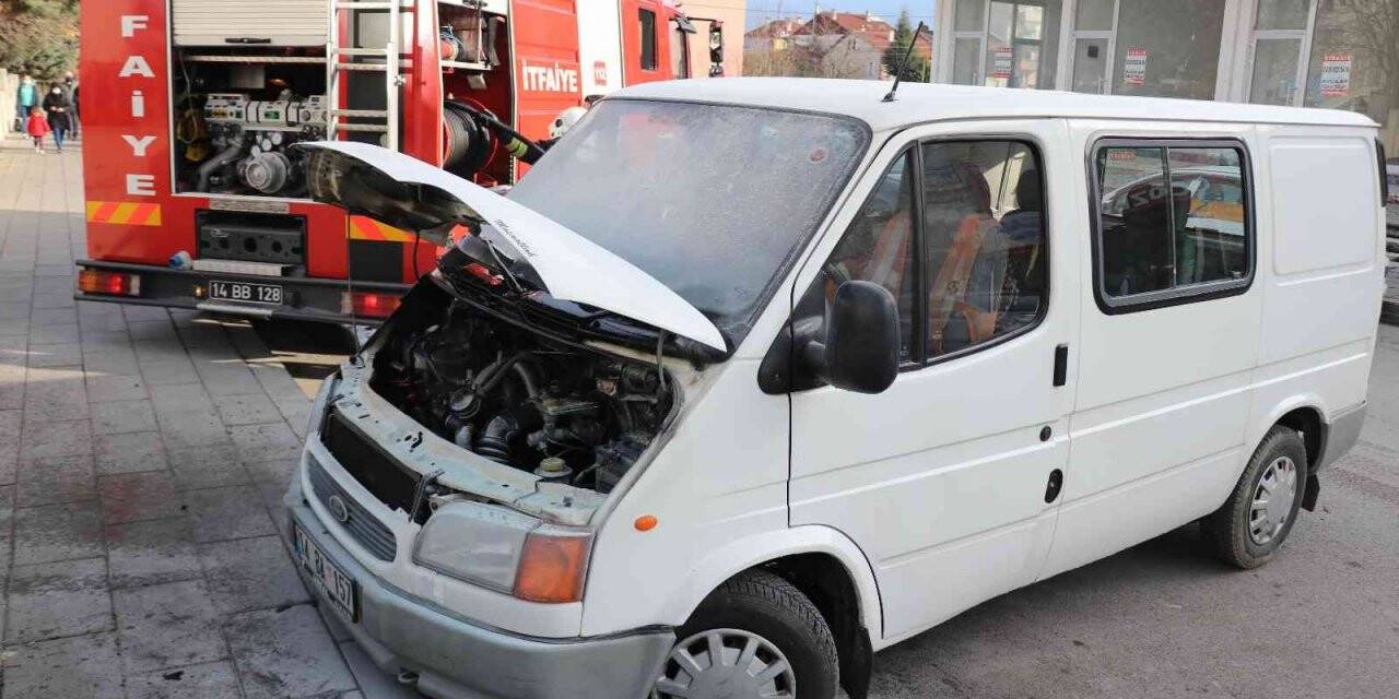 Park halindeyken yanan minibüste maddi hasar oluştu