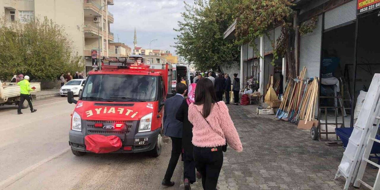 Hafif ticari araç kaldırımdaki yayalara çarptı: 1 ölü, 2 yaralı