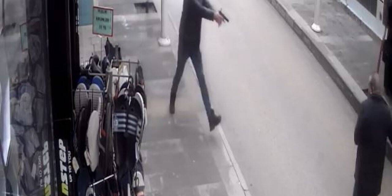 Elazığ’da 2 kişinin yaralandığı silahlı çatışmanın güvenlik kameraları ortaya çıktı