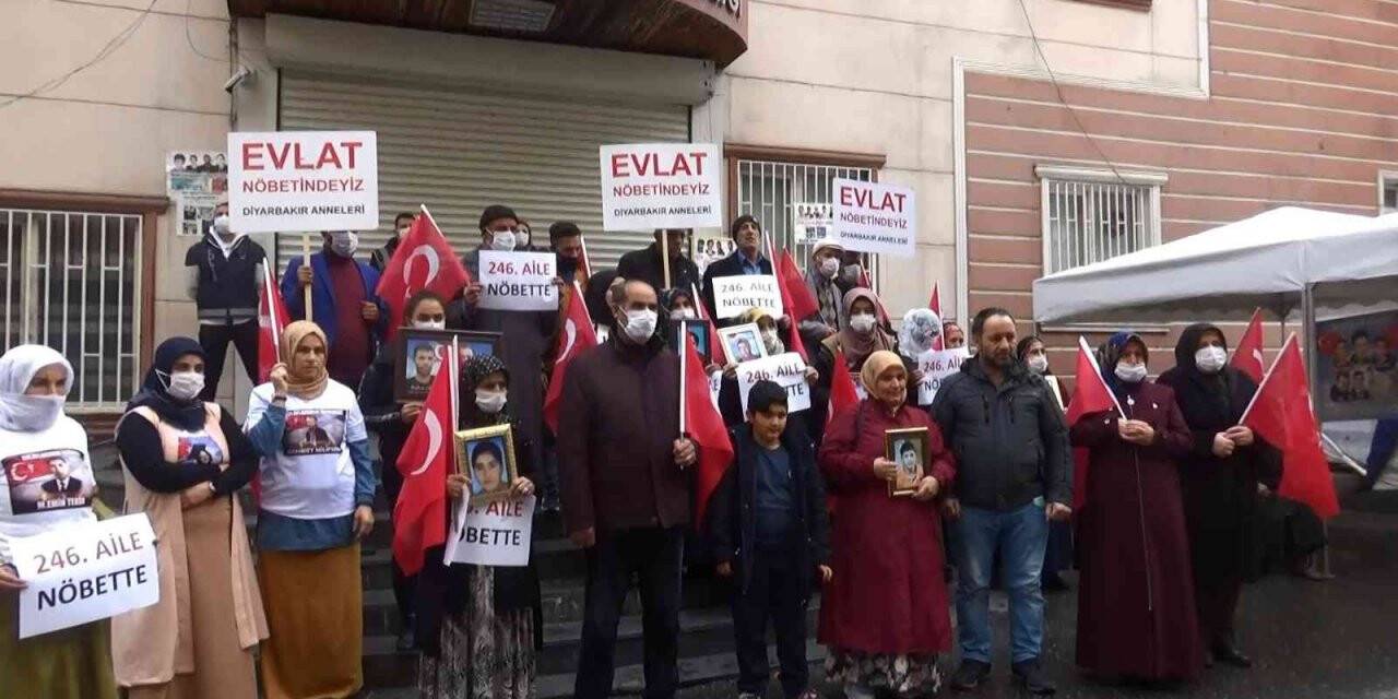 Yüreği yanık aile Tekirdağ’dan gelip evlat nöbetine katıldı