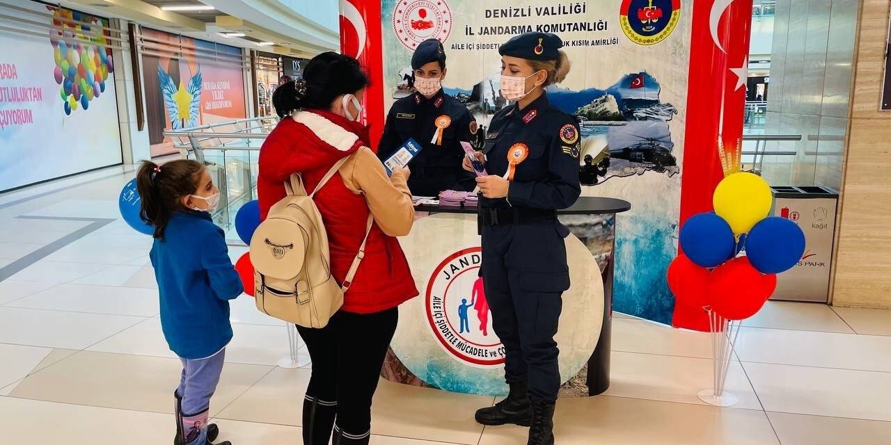Kadın astsubaylar kadına yönelik şiddet için stant açtı