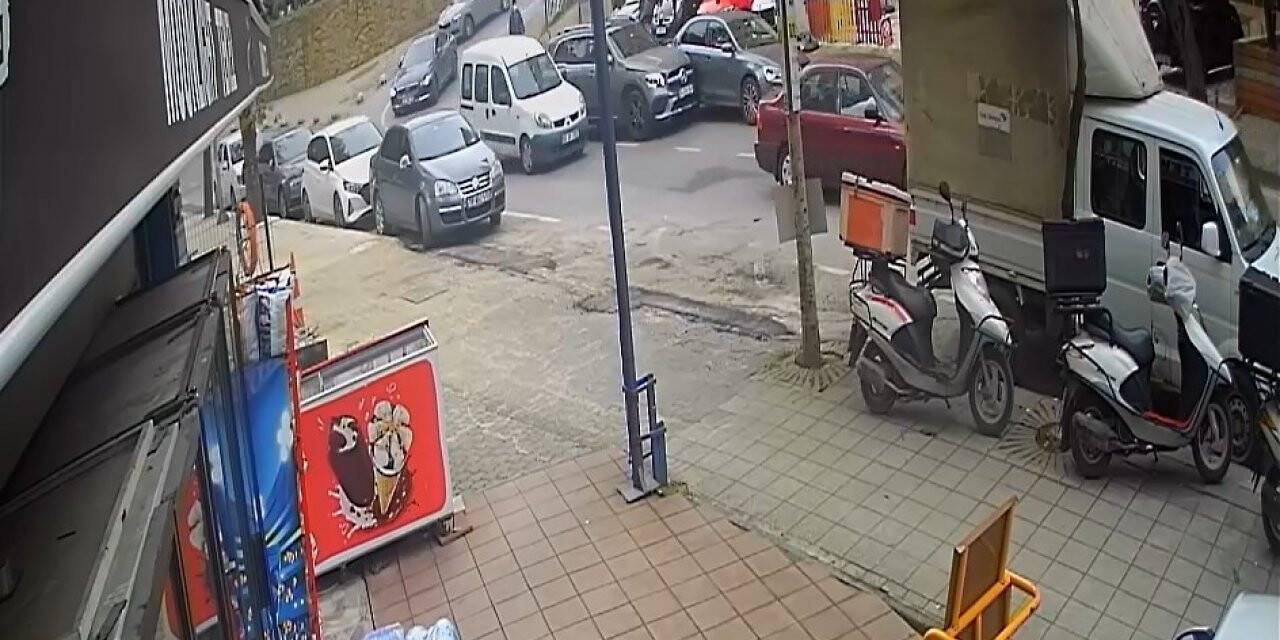 Kadıköy’de kadın sürücü fren yerine gaza bastı, ortalık savaş alanına döndü