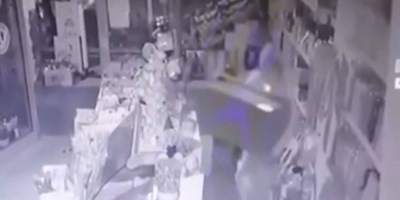 Batman’da hırsız, sigaraları kasasıyla birlikte çaldı