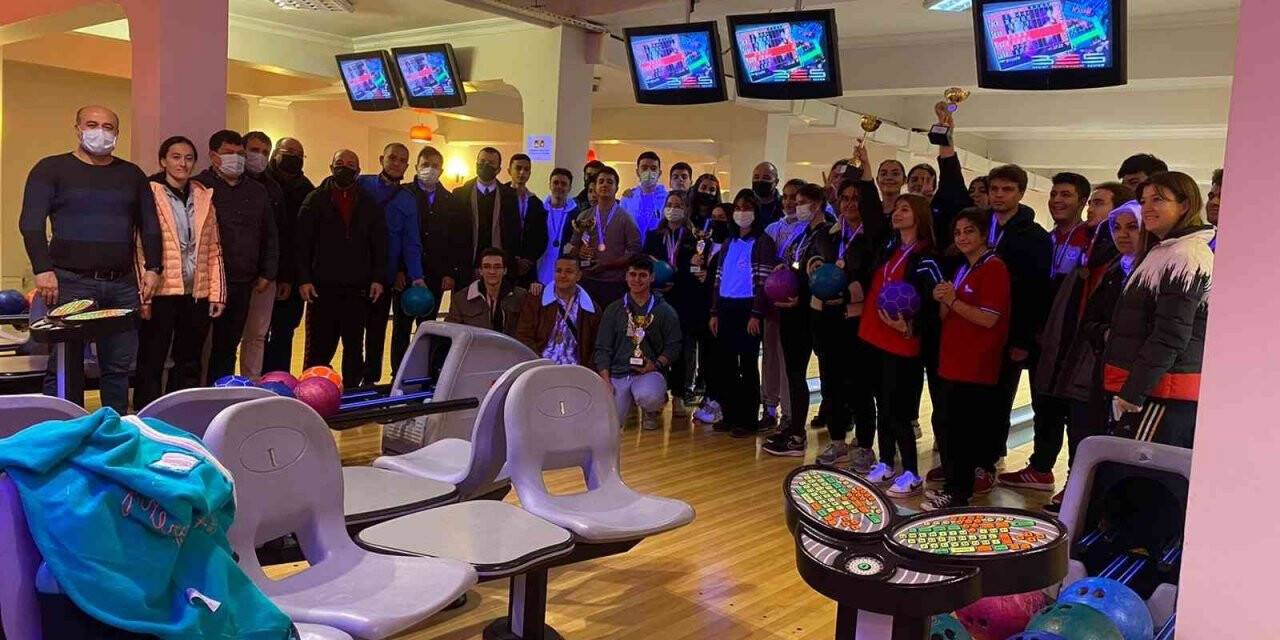 Bowling turnuvasına Manisa Ticaret Borsası Anadolu Lisesi damga vurdu