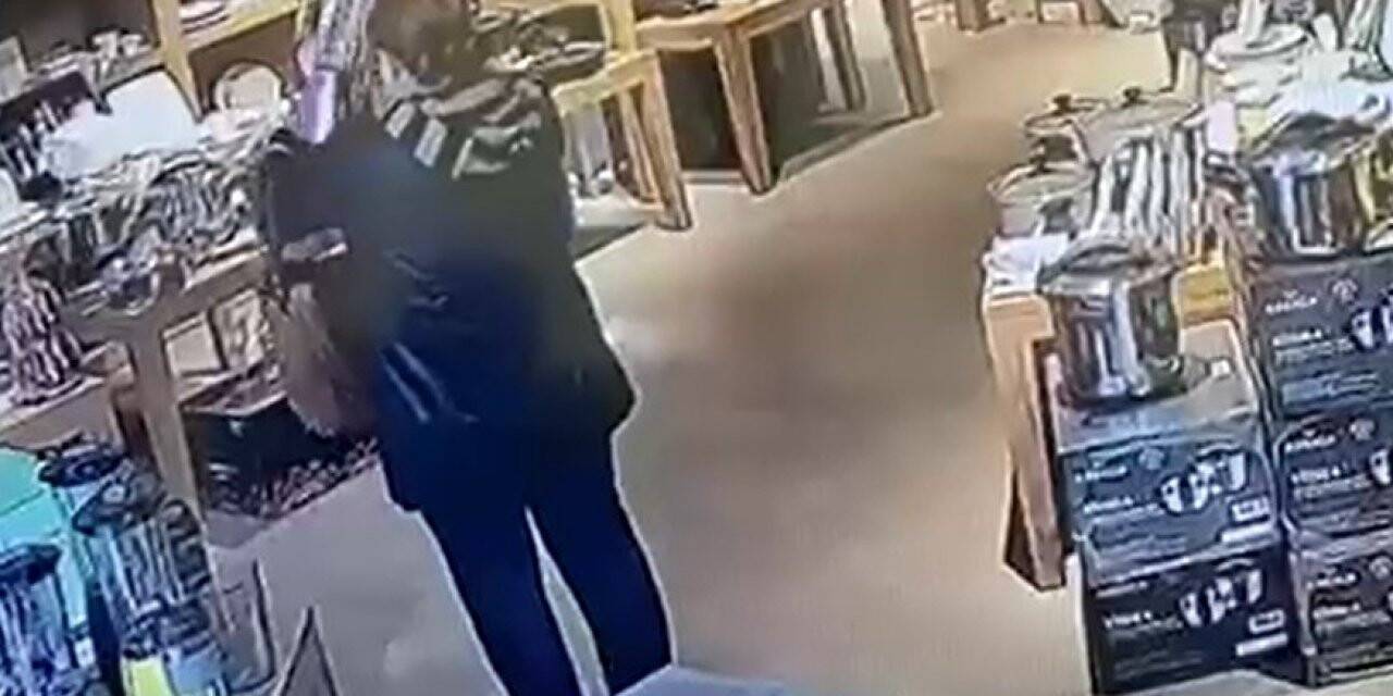 Güvenlik kamerasını görmesine rağmen hırsızlık yapan kadının pişkinliği pes dedirtti