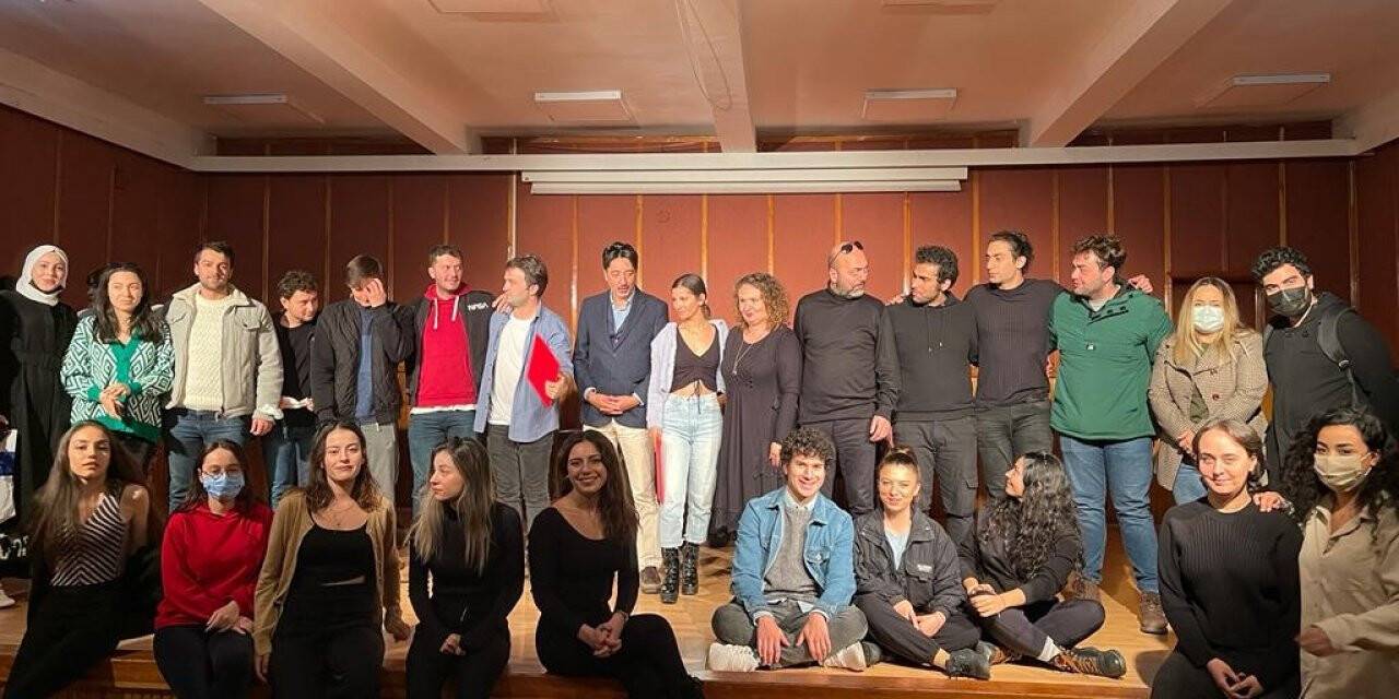 Devlet Tiyatrosu oyuncuları öğrencilerle bir arada geldi