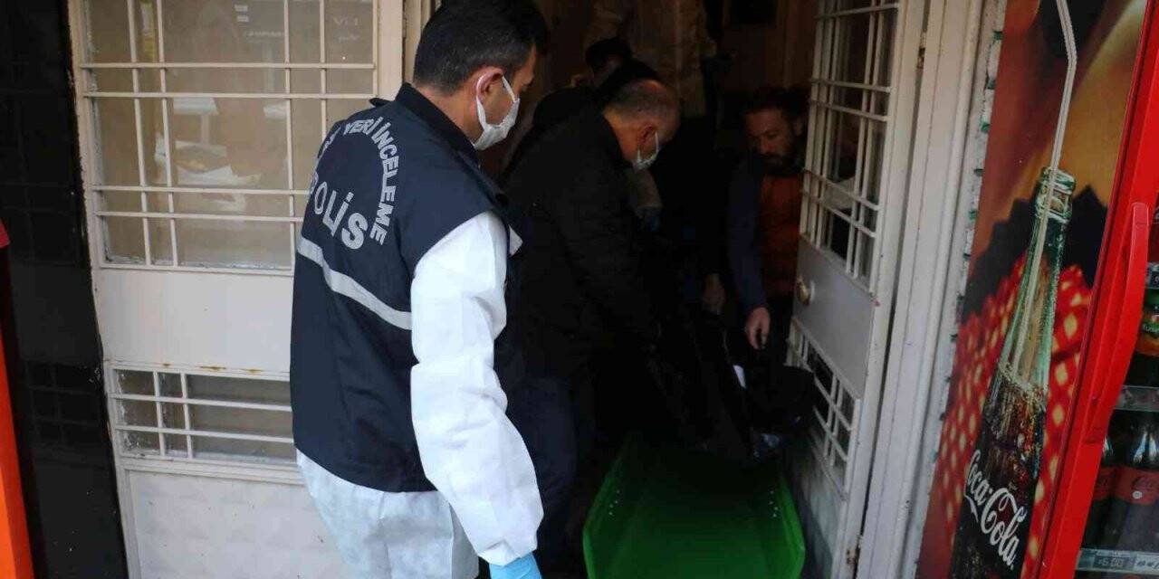 Haber alınamıyordu, evinde ölü bulundu