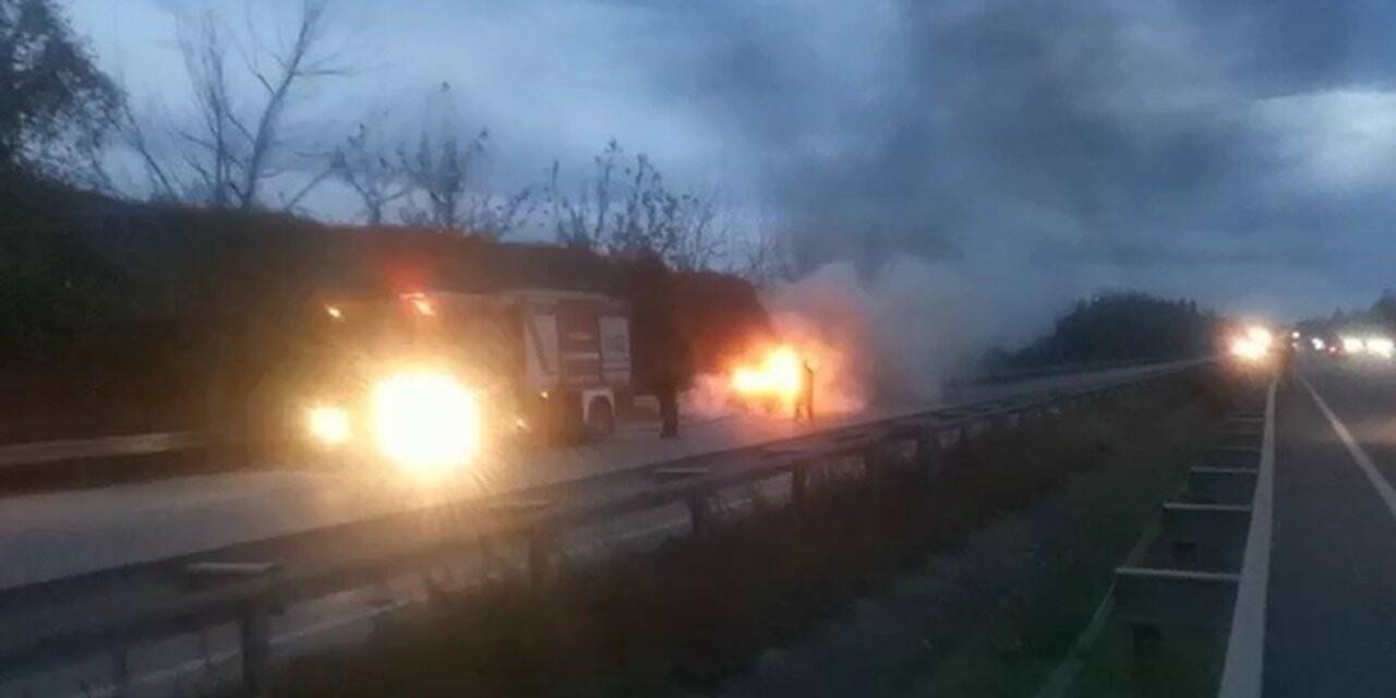 Seyir halindeki otomobil alev alev yandı