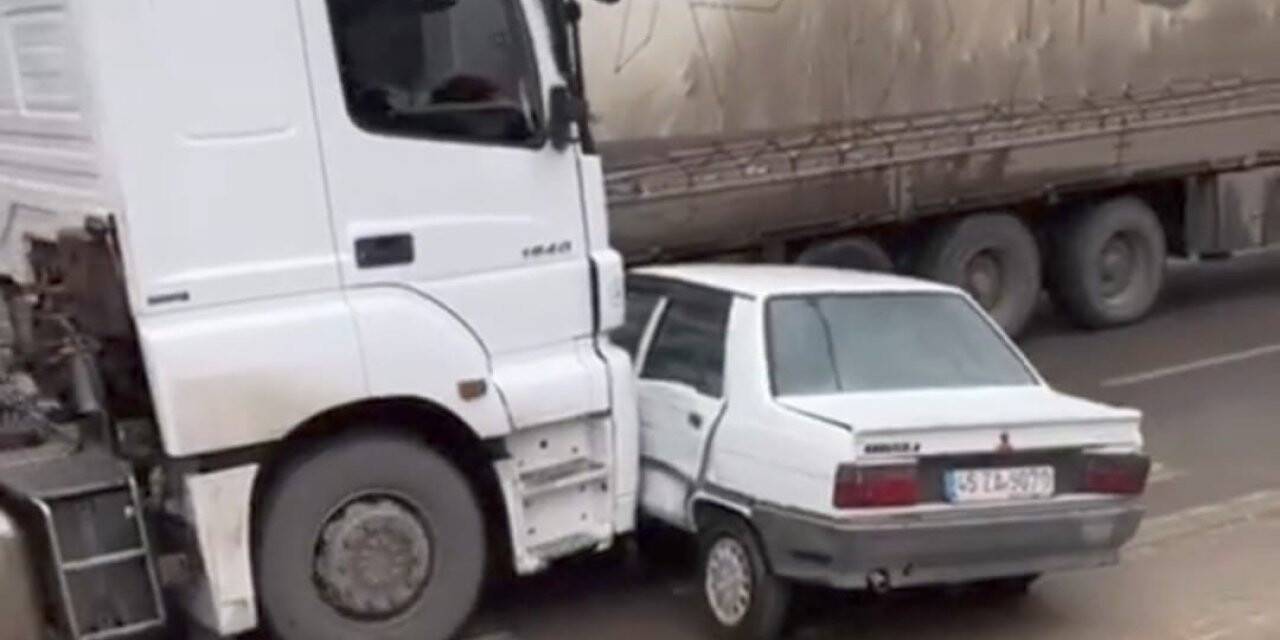 Tır otomobili metrelerce sürükledi, sürücü korna sesleriyle kazayı fark etti
