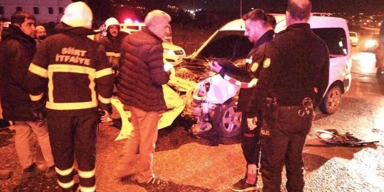 Siirt’te vakaya giden ambulansa araç çarptı: 4 yaralı