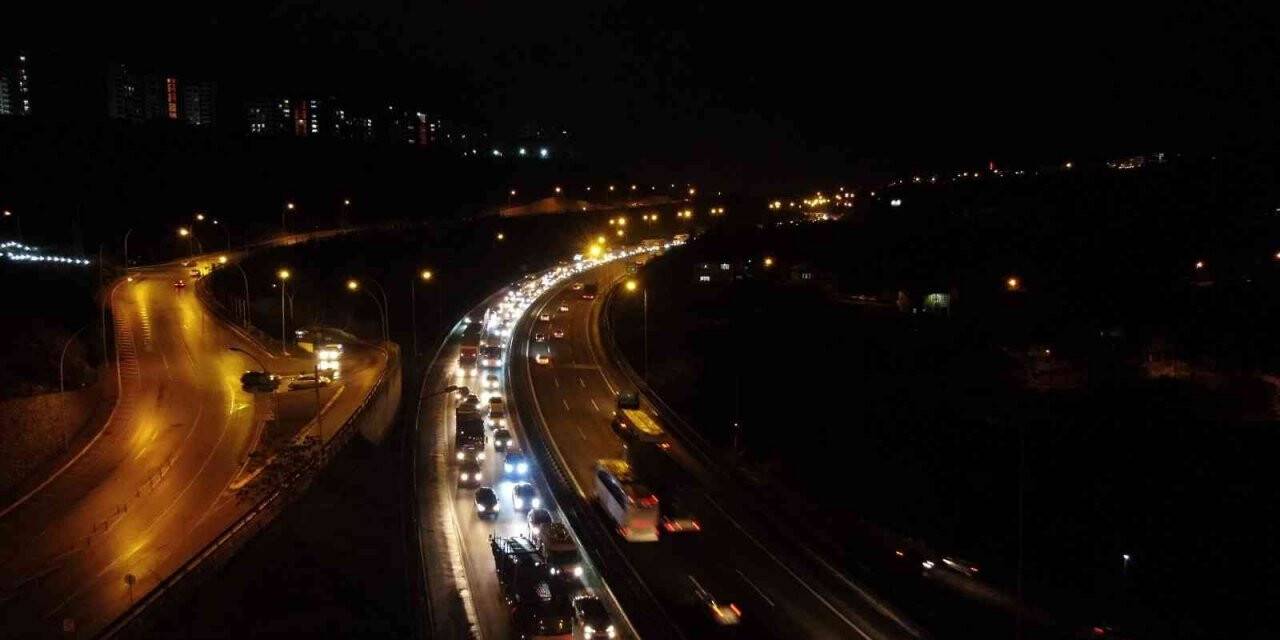 TEM’de iki tır çarpıştı, kilometrelerce uzunlukta kuyruk oluştu