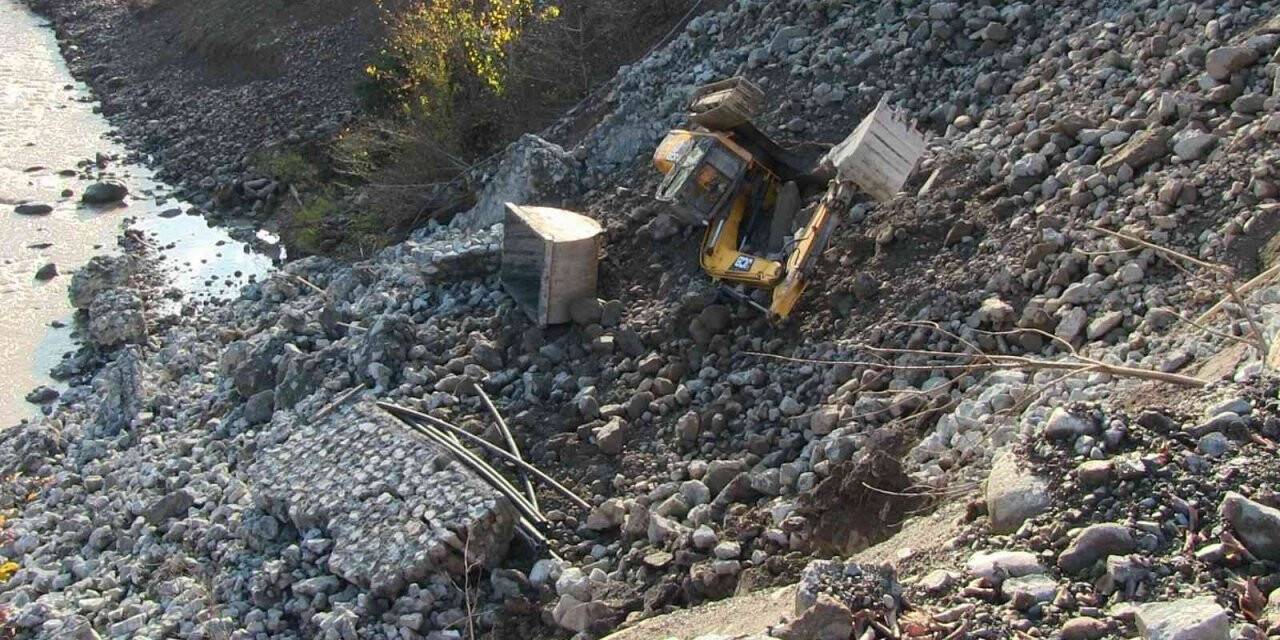 İstinat duvarı çöktü, park halindeki iş makinesi toprak altında kaldı