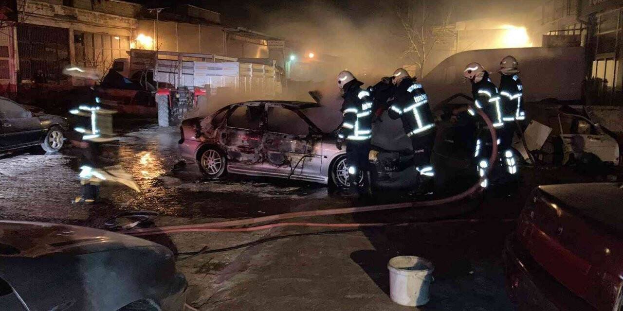 Park halindeki araç alev aldı