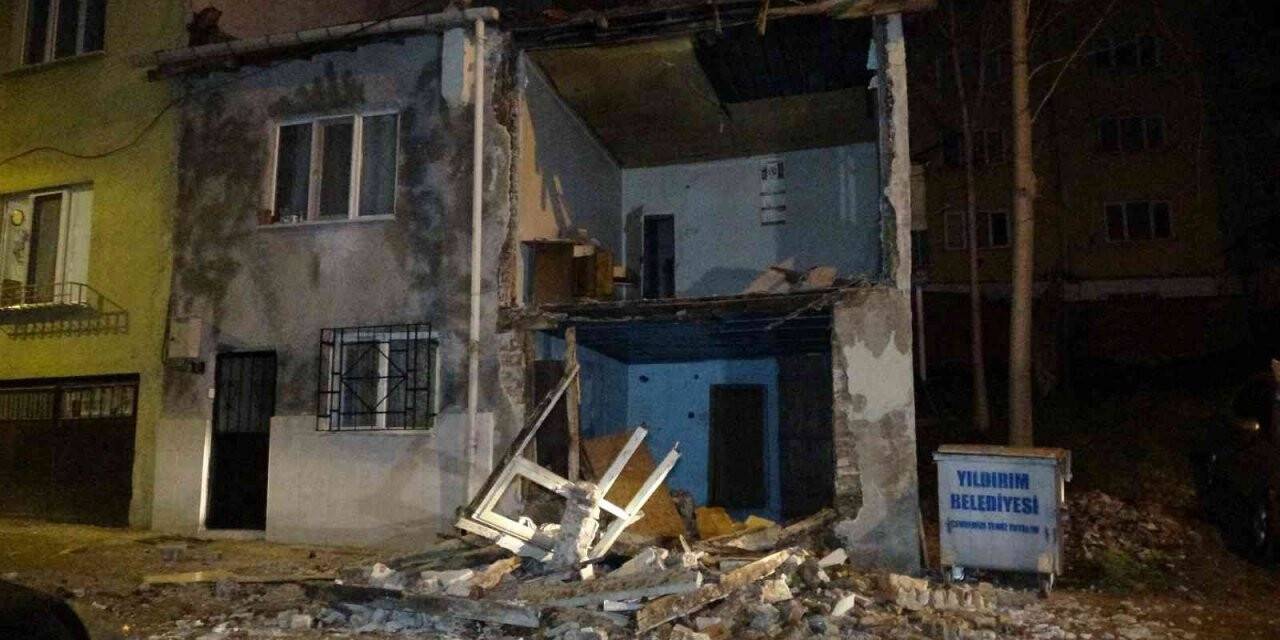 Bursa’da lodos hayatı felç etti: Binanın duvarı yıkıldı, ağaçlar yolları kapattı