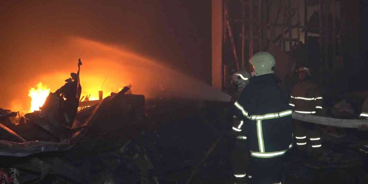 Gece saatlerinde bölgeyi ayağa kaldıran yangın kontrol altına alındı