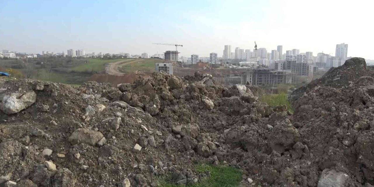 Başakşehir’de mahalleye giden tek yol kaçak hafriyattan kapandı