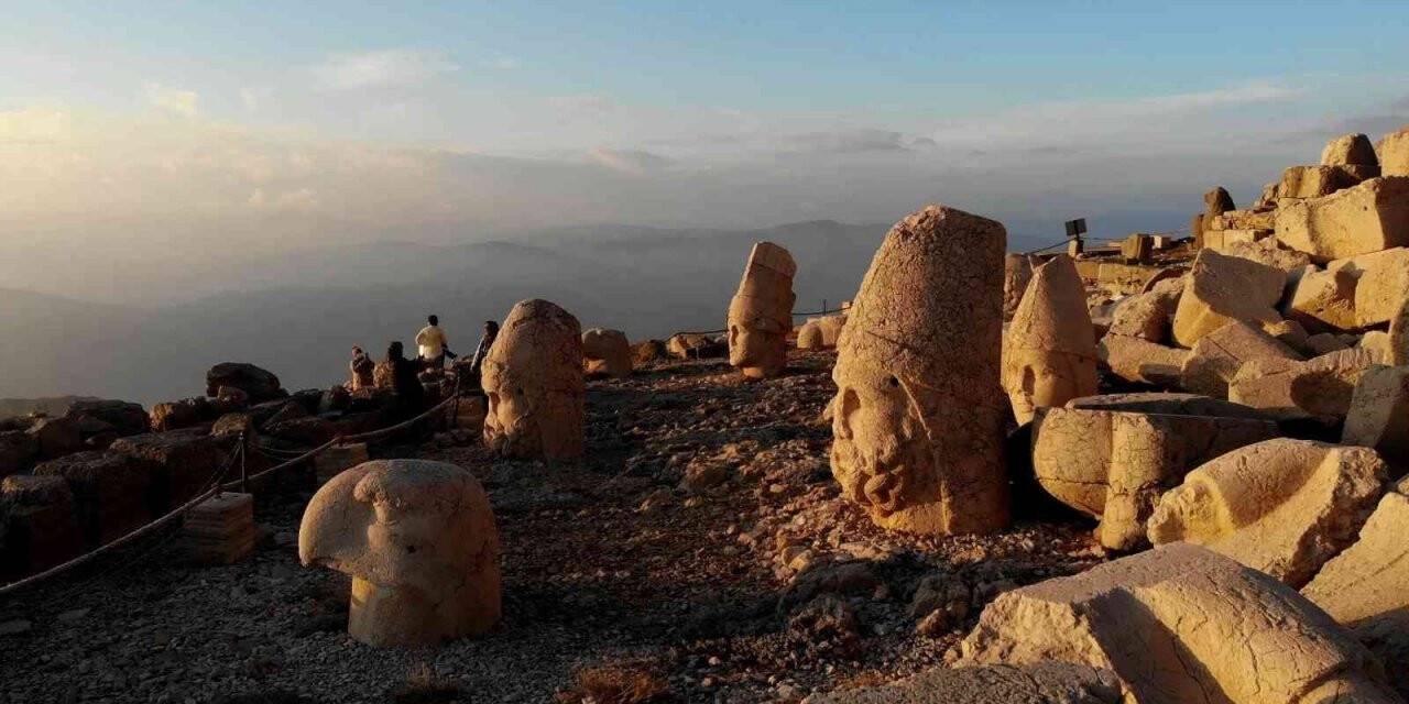 Nemrut Dağı sezonun son turistlerini ağırlıyor