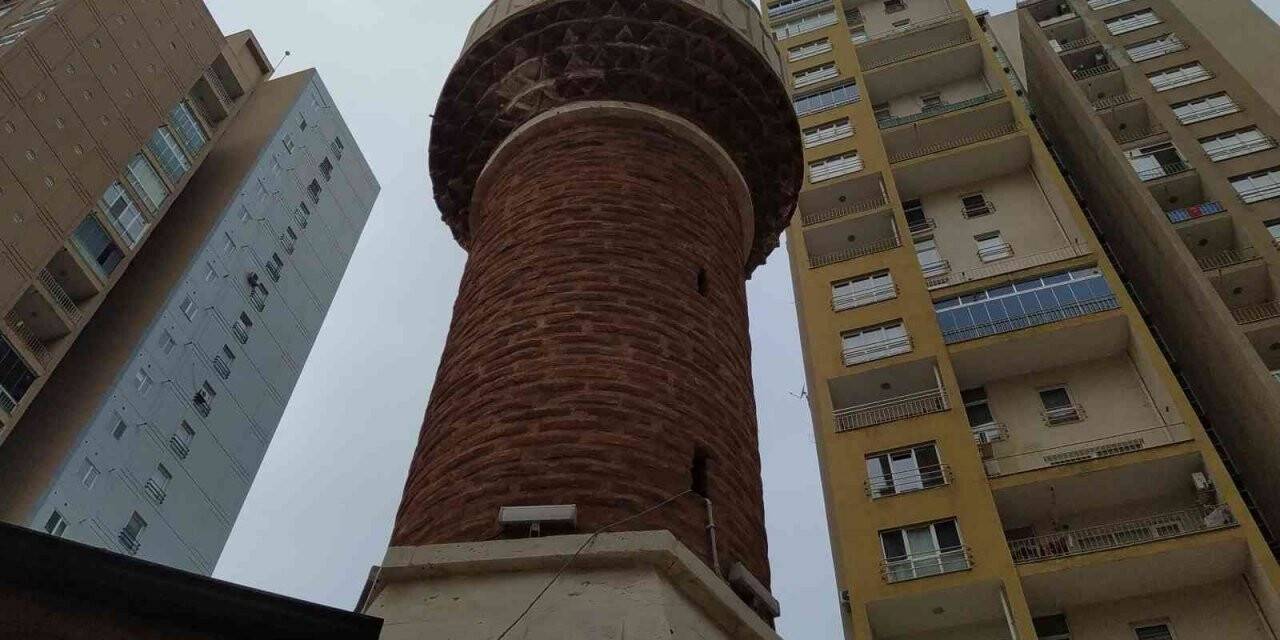 Gökdelenlerin gölgesinde 700 yıllık en küçük cami