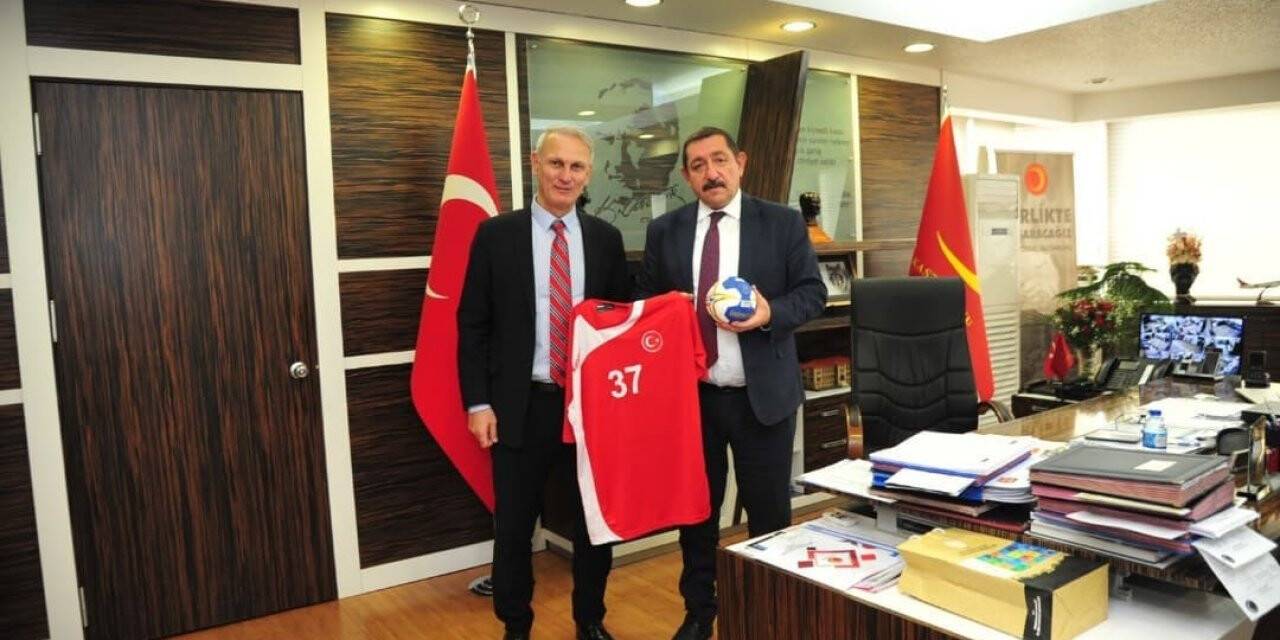 THF Başkanı Kılıç, Başkan Vidinlioğlu’na milli forma hediye etti